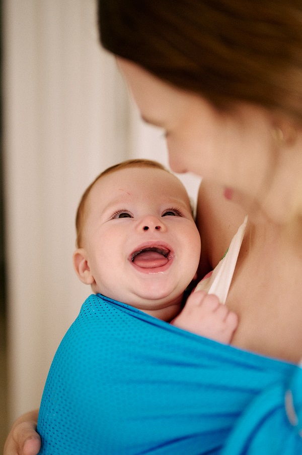Kangura portabebés Bandolera Portabebé de Agua Momawo Splash Petrol