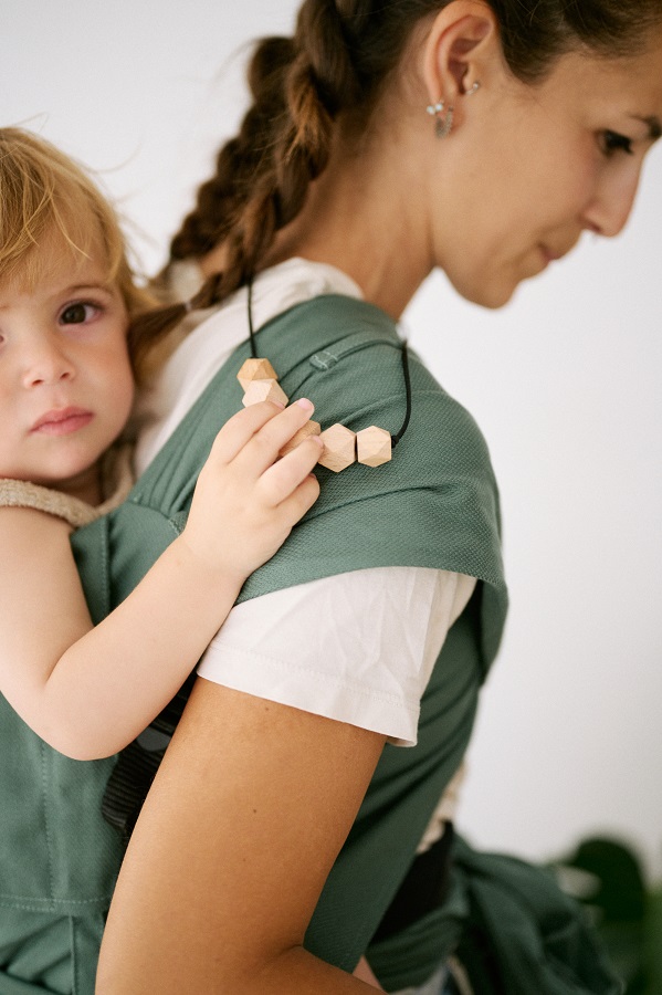 Kangura portabebés Collar de porteo y lactancia Momawo Woody