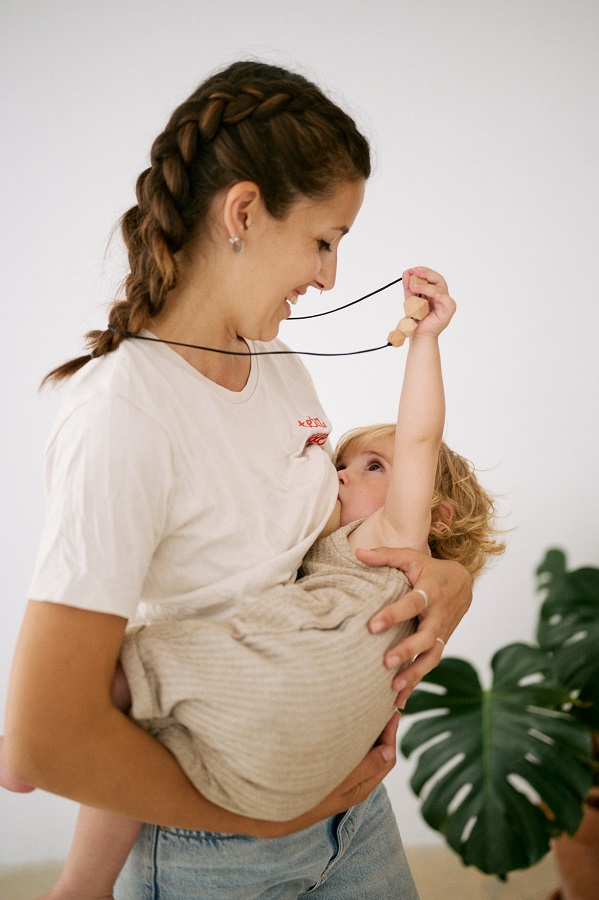 Kangura portabebés Collar de porteo y lactancia Momawo Woody